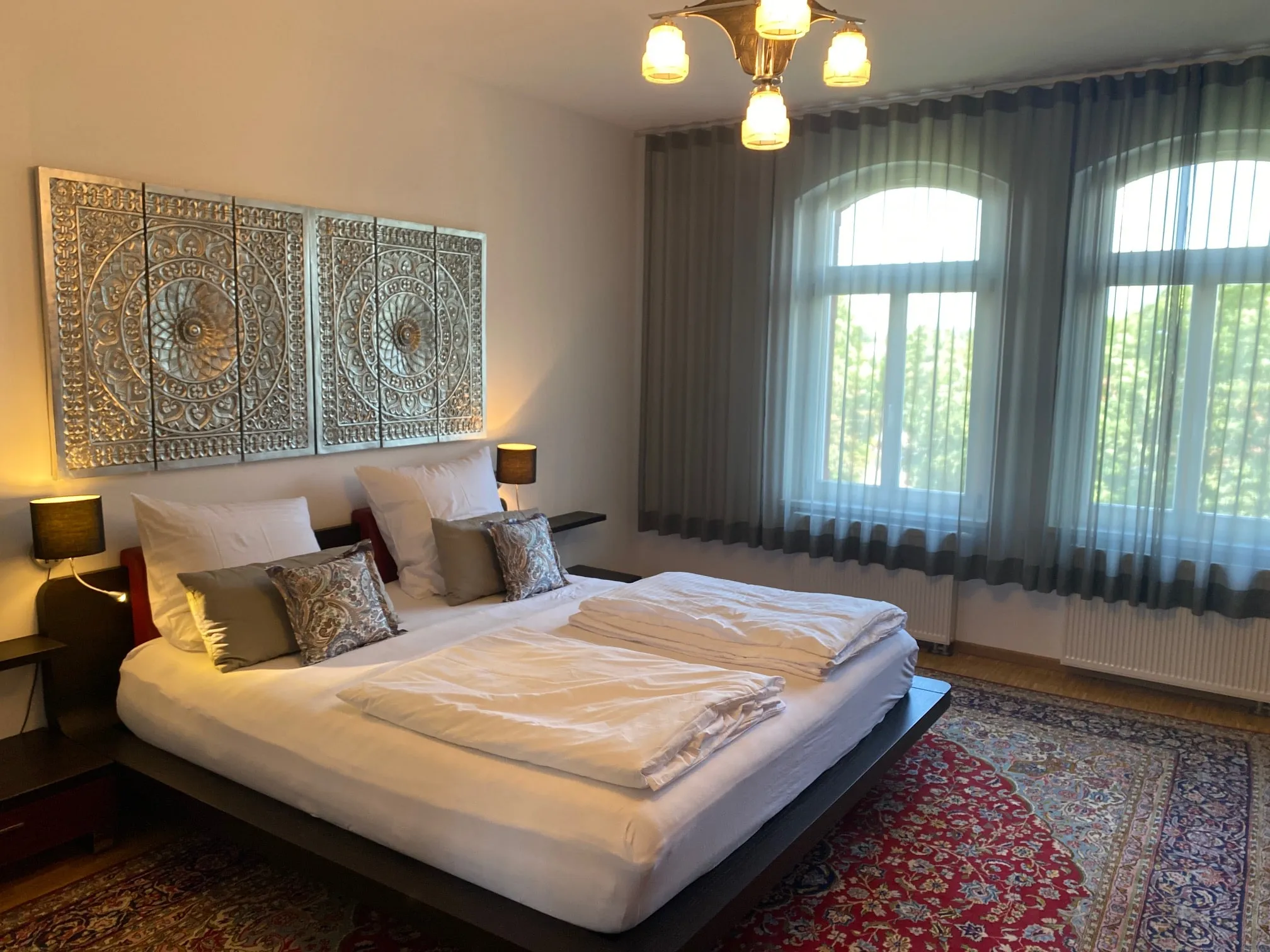 Großes Schlafzimmer Apartment 2 mit Doppelbett und Teppich