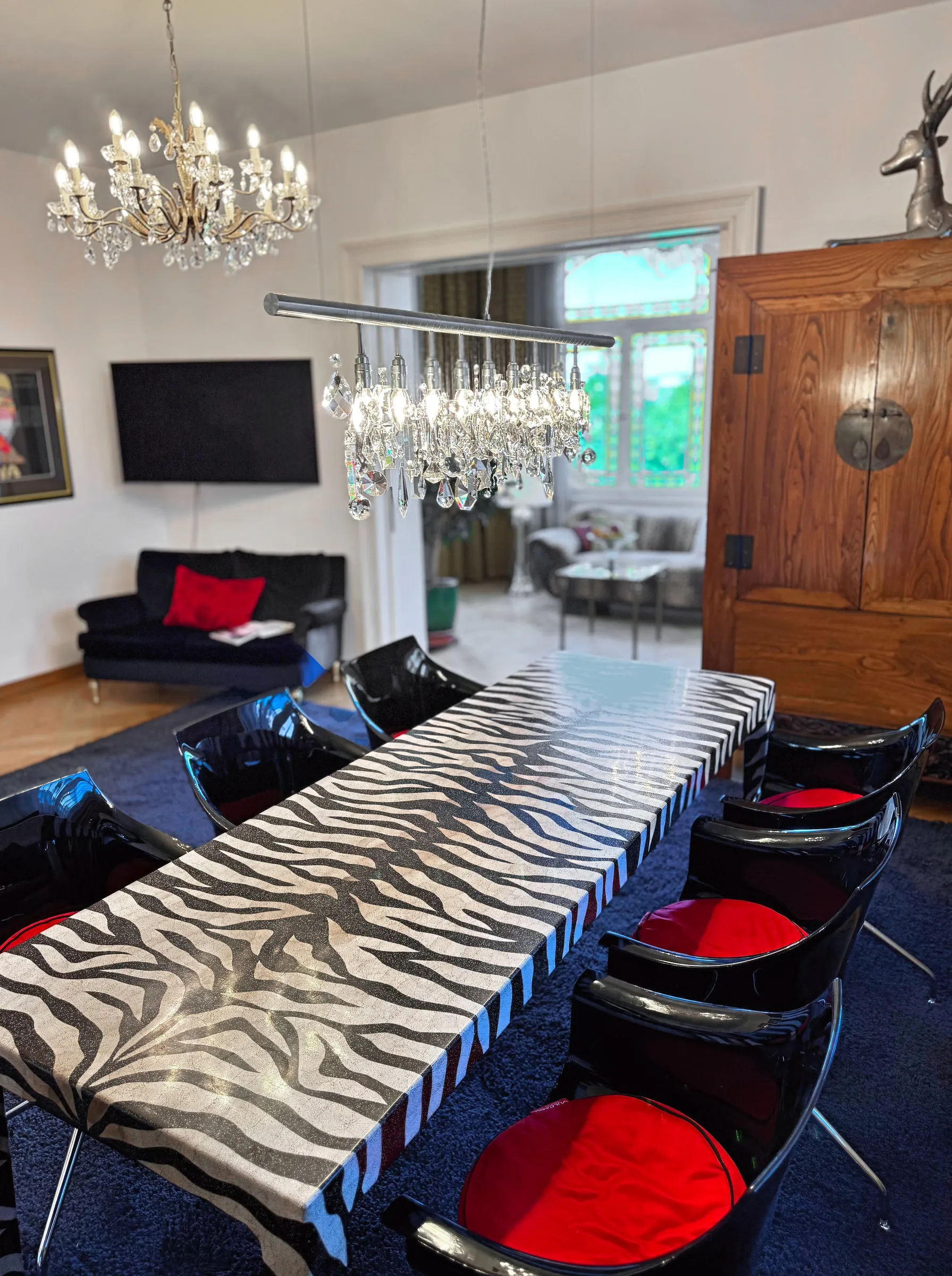 Essbereich von Apartment 2 mit Leuchte und Wohnbereich