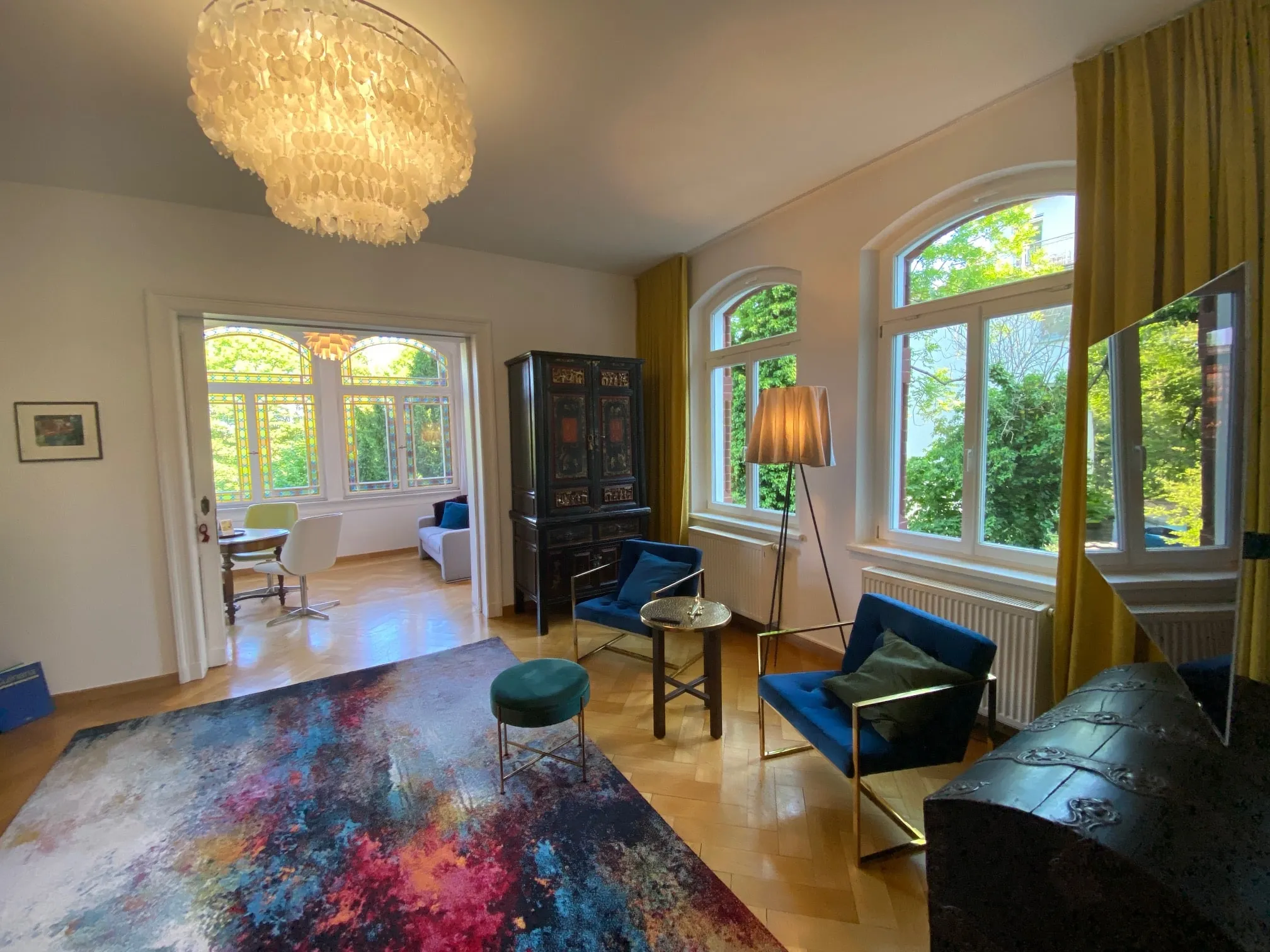 Wohnbereich von Apartment 1 mit historischen Fenstern
