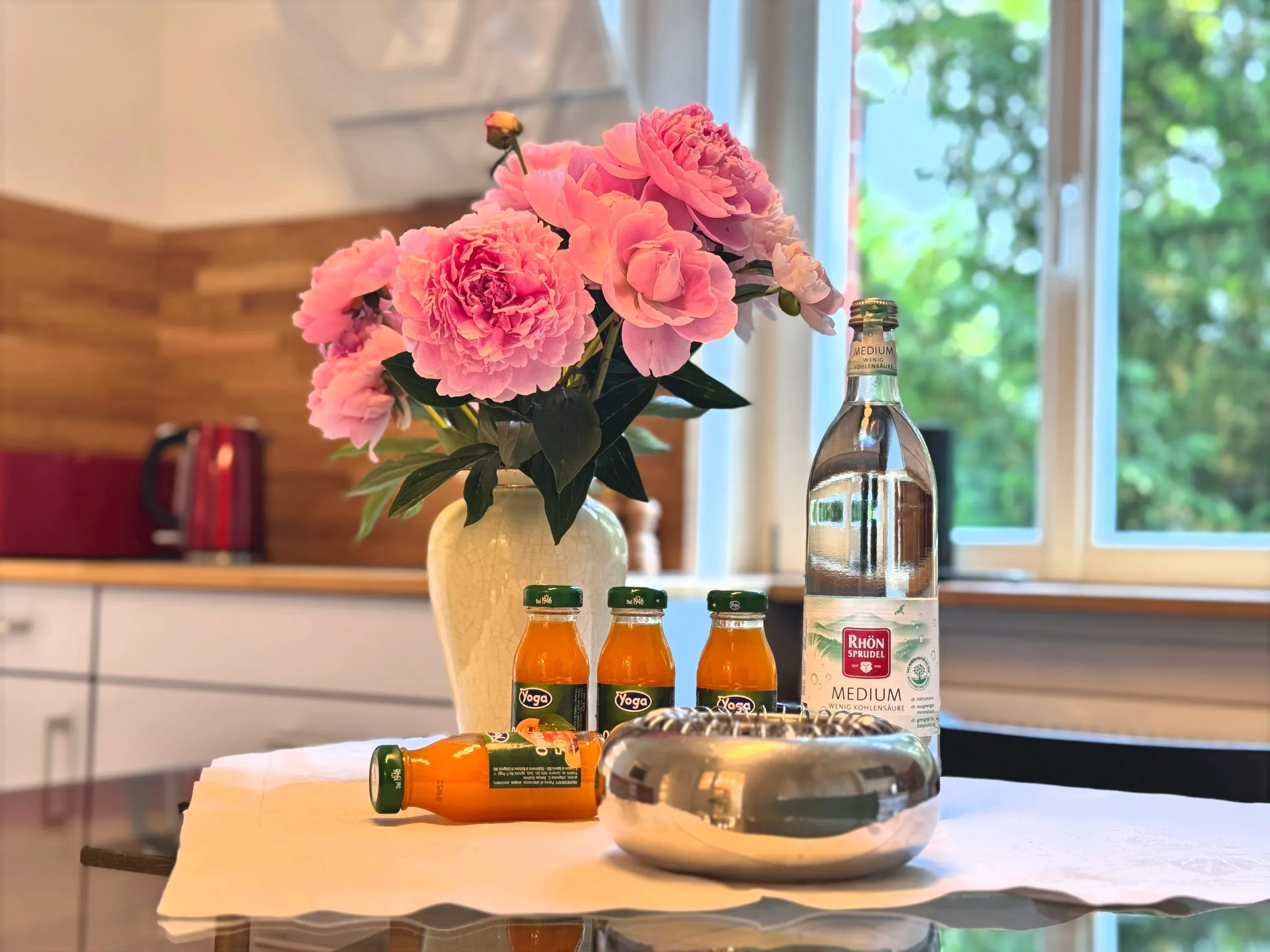 Willkommensgetränke und Blumen in der Küche von Apartment 1